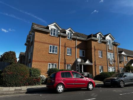 2 bedroom Flat to let in Claremont Road, Fratton, Portsmouth, PO1