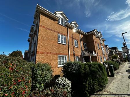 2 bedroom Flat to let in Claremont Road, Fratton, Portsmouth, PO1