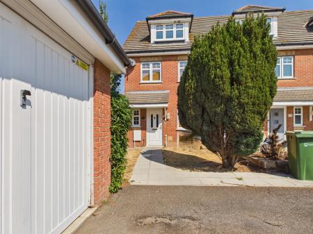 4 bedroom Town house to let in Oakdene Road, Southsea, PO4