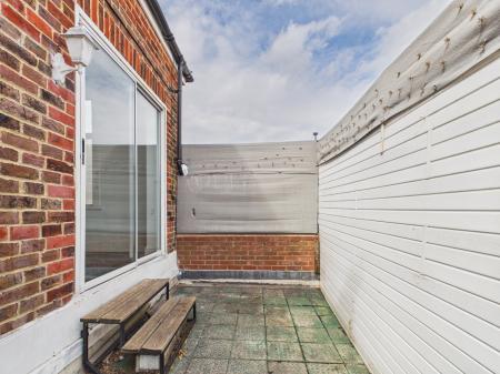 2 bedroom Flat to let in Frensham Road, Southsea, PO4