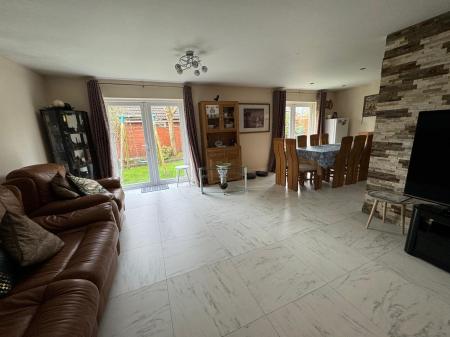 5 bedroom Detached house to let in Churchfield, Fulwood, PR2