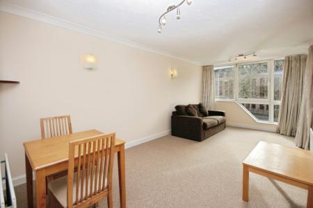 1 bedroom Flat to let in Kings Reach Court, Reading, RG1