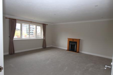 2 bedroom Flat to let in Queens Road, Reading, RG1