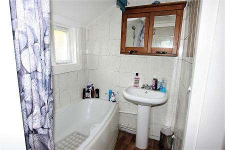 4 bedroom Terraced House to let in Cardigan Gardens, Reading, RG1