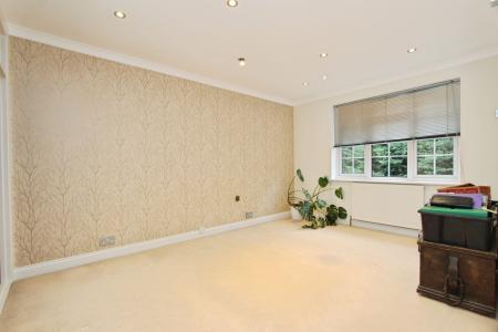 4 bedroom Semi-detached house to let in Bathurst Road, Winnersh, RG41