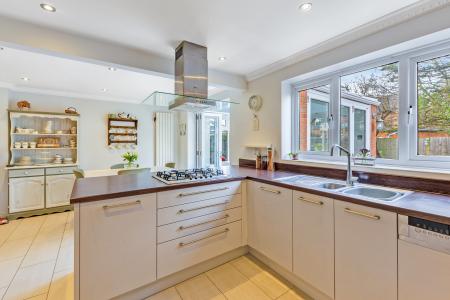 4 bedroom Detached house for sale in Hunters Way, Spencers Wood, Reading, RG7