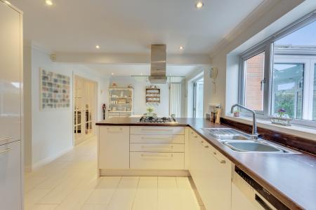 4 bedroom Detached house for sale in Hunters Way, Spencers Wood, Reading, RG7