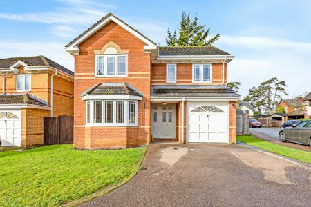 4 bedroom Detached house for sale in Hunters Way, Spencers Wood, Reading, RG7