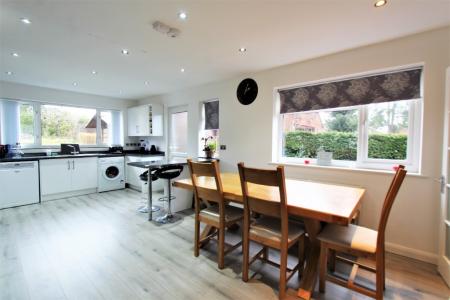 4 bedroom Detached house to let in Cockney Hill, Tilehurst, Reading, RG30
