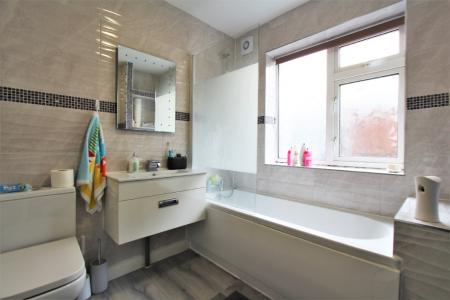 4 bedroom Detached house to let in Cockney Hill, Tilehurst, Reading, RG30