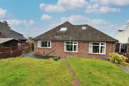 4 bedroom Detached house to let in Cockney Hill, Tilehurst, Reading, RG30