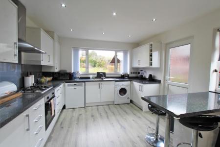 4 bedroom Detached house to let in Cockney Hill, Tilehurst, Reading, RG30