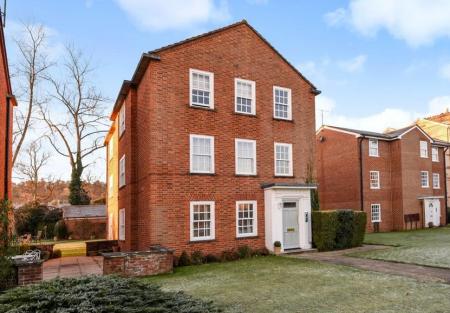 3 bedroom Flat to let in Fairmile, Henley, RG9