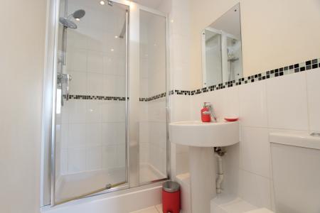 2 bedroom Flat to let in Whale Avenue, Reading, RG2