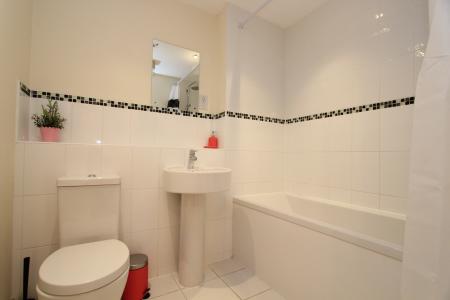 2 bedroom Flat to let in Whale Avenue, Reading, RG2