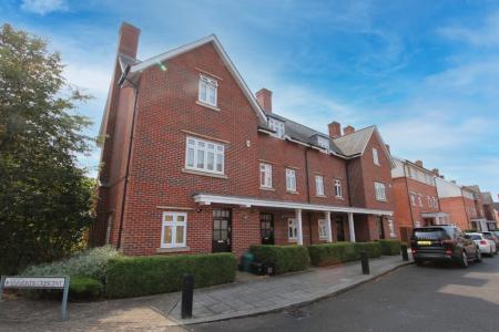 4 bedroom Town house to let in Gabriels Square, Lower Earley, Reading, RG6