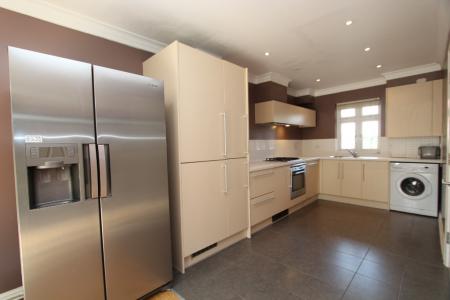 4 bedroom Town house to let in Gabriels Square, Lower Earley, Reading, RG6