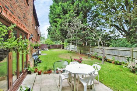 2 bedroom Flat for sale in Denefield Gardens, Tilehurst, RG31