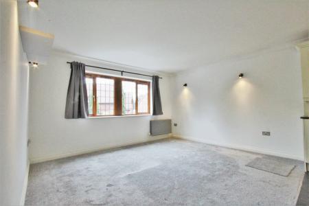 2 bedroom Flat for sale in Denefield Gardens, Tilehurst, RG31