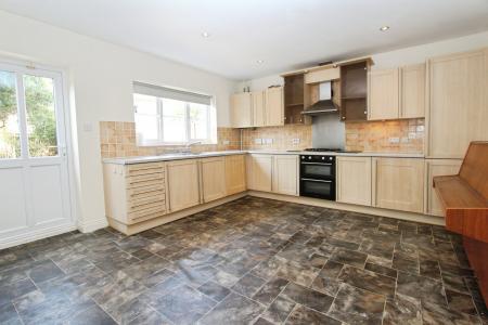 5 bedroom Town house for sale in Cintra Close, Reading, RG2