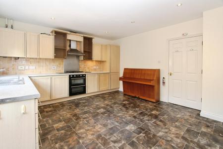 5 bedroom Town house for sale in Cintra Close, Reading, RG2