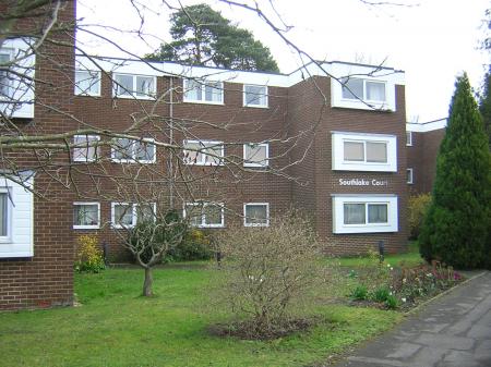 2 bedroom Flat to let in Southlake Court, Woodley, RG5