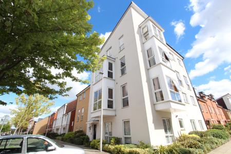 2 bedroom Flat to let in Gweal Avenue, Reading, RG2