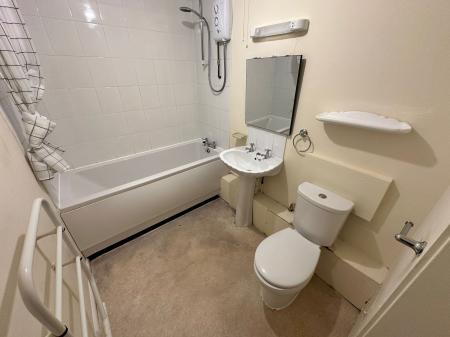 2 bedroom Flat to let in Avonmead Court, Amesbury, SP4