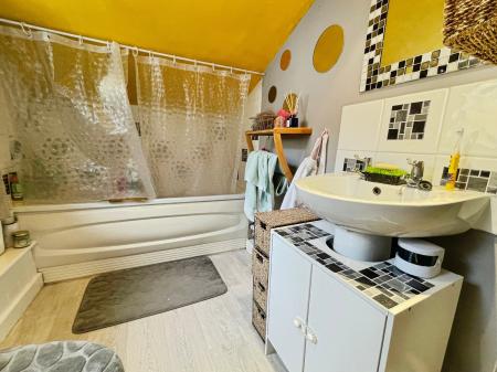 2 bedroom Terraced House to let in *VIEWINGS PAUSED* Hillview Road, Salisbury, SP1