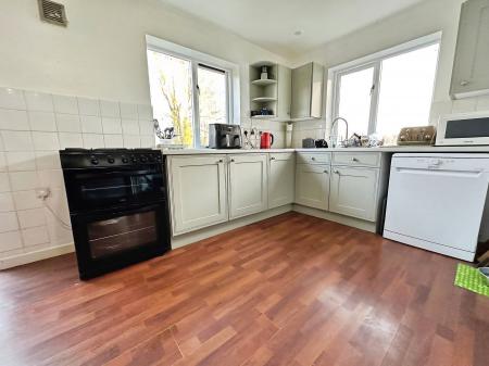 4 bedroom Semi-detached house to let in New Zealand Avenue, Salisbury, SP2