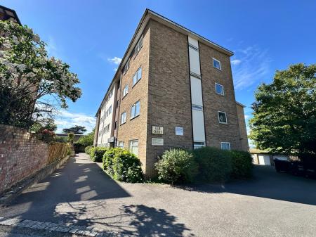 2 bedroom Flat to let in Elm Grove Road, Salisbury, SP1