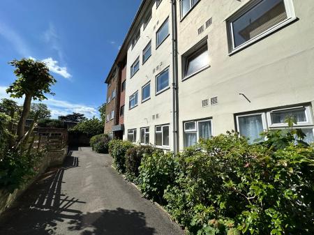 2 bedroom Flat to let in Elm Grove Road, Salisbury, SP1