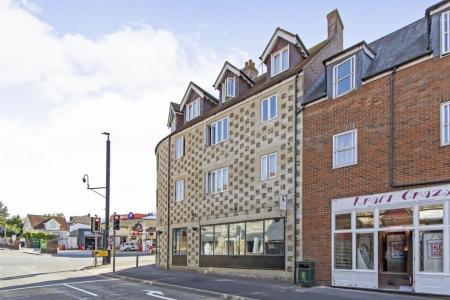 2 bedroom Flat to let in Stonehenge Walk, Amesbury, SP4