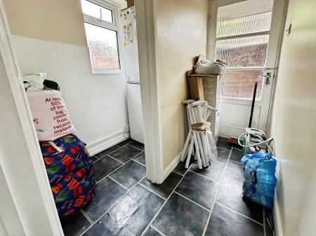 3 bedroom Flat to let in Centurion Close, Salisbury, SP2