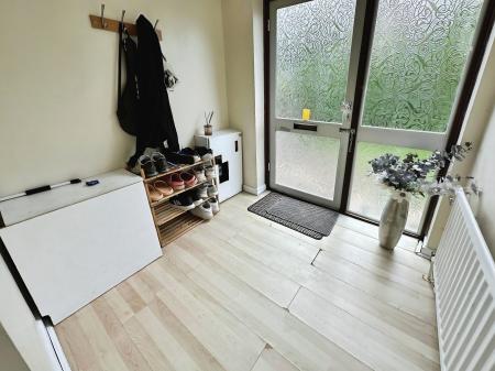 3 bedroom Flat to let in Centurion Close, Salisbury, SP2
