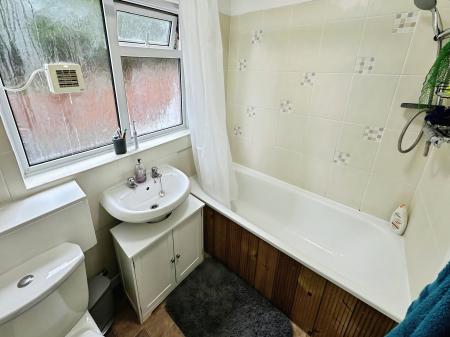 3 bedroom Flat to let in Centurion Close, Salisbury, SP2