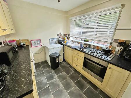 3 bedroom Flat to let in Centurion Close, Salisbury, SP2