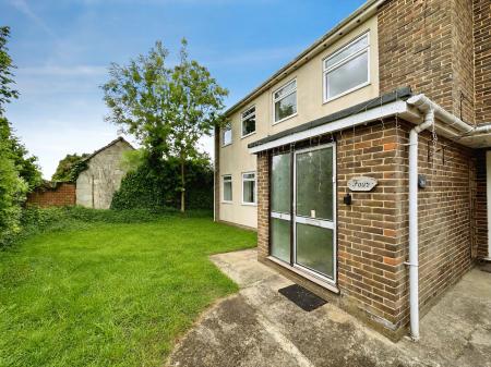 3 bedroom Flat to let in Centurion Close, Salisbury, SP2