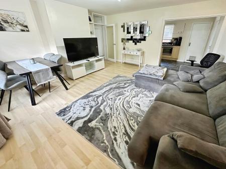 3 bedroom Flat to let in Centurion Close, Salisbury, SP2