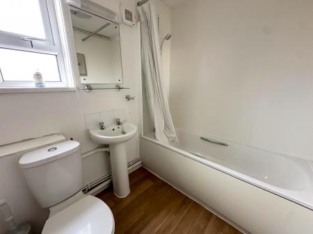 2 bedroom Flat to let in Avon Road, Bulford, SP4