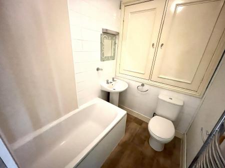 2 bedroom Flat to let in Elm Grove Road, Salisbury, SP1