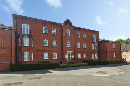 2 bedroom Flat to let in **VIEWINGS PAUSED** Bridgewater Close, Salisbury, SP2