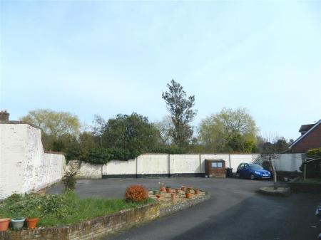 2 bedroom Flat to let in The Borough, Downton, SP5