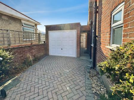 3 bedroom Semi-detached house to let in Harper Road, Salisbury, SP2