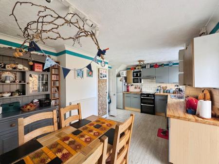 3 bedroom Terraced House for sale in Hollows Close, Salisbury, SP2