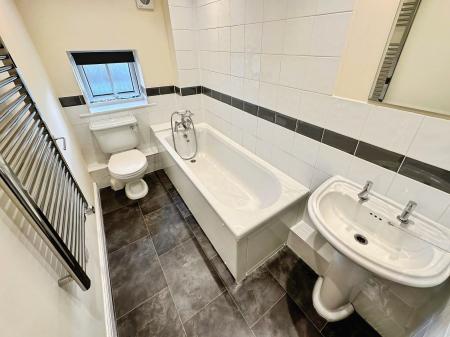 2 bedroom Flat to let in Dews Road, Salisbury, SP2