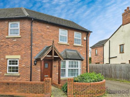 2 bedroom Mews house to let in Main Road, Shavington, CW2