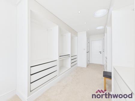 5 bedroom Detached house to let in Crewe Road, Sandbach, CW11