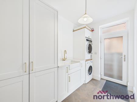 5 bedroom Detached house to let in Crewe Road, Sandbach, CW11