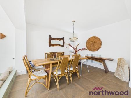 5 bedroom Detached house to let in Crewe Road, Sandbach, CW11